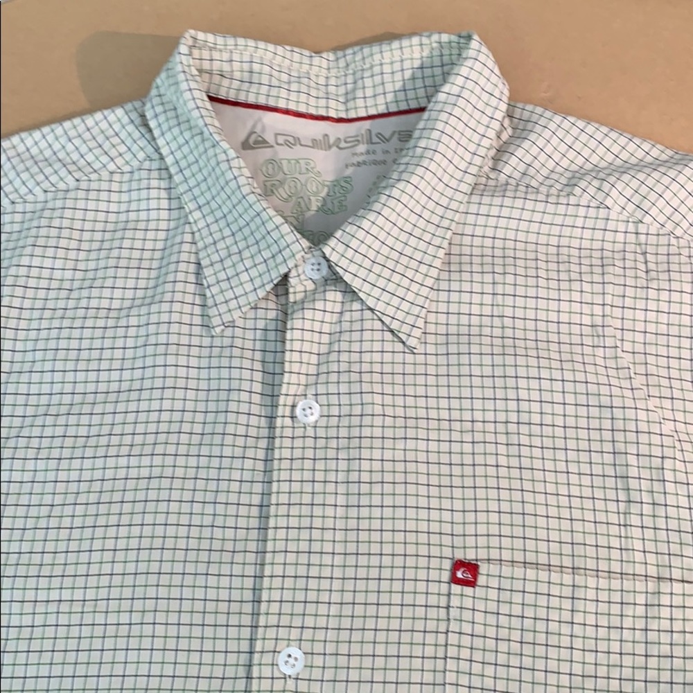 Short Sleeved Quiksilver Shirt Sz L